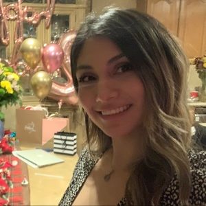 Meet your Posher, Alexis